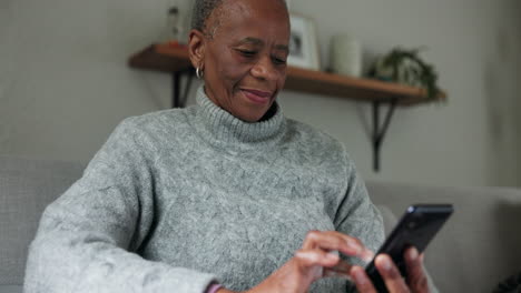 Elderly-black-woman,-smartphone-and-typing