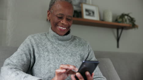 Ältere-Schwarze-Frau,-Smartphone