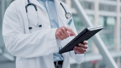 Médico,-Tableta-Y-Caminar-En-El-Hospital-Por-Motivos-De-Salud