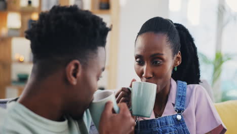 Kaffee,-Gespräche-Und-Ein-Glückliches-Schwarzes-Paar