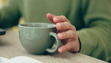 Tassenanzapfen,-Kaffee-Und-Hand-An-Einem-Tisch-Für-Die-Ferne