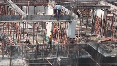 Mano-De-Obra-Trabajando-En-Un-Sitio-De-Construcción-En-Dhaka,-Bangladesh.