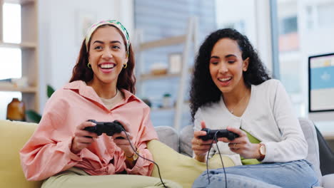 LGBT-Frauen-Auf-Dem-Sofa,-Die-Videospiele-Spielen