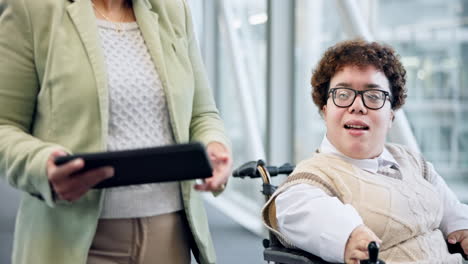 Tablet,-Reisen-Und-Eine-Frau-Mit-Einer-Behinderung