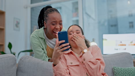 Woman,-friends-and-laughing-with-phone-in-funny