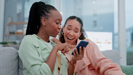 Couple-of-friends,-phone-and-women-laughing