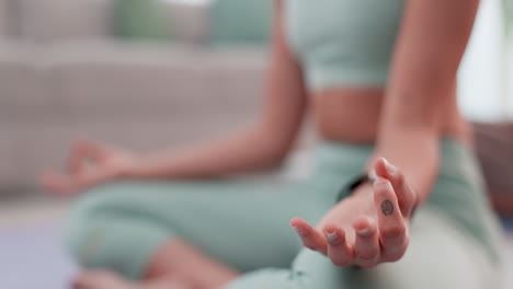 Yoga,-Meditation-Und-Hände-Einer-Frau-Im-Lotussitz