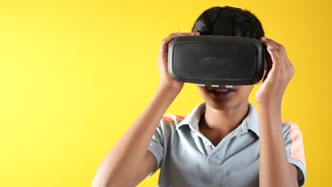 Junger-Mann-Mit-Virtual-Reality-Headset,-VR-Box-Isoliert-Auf-Weiß