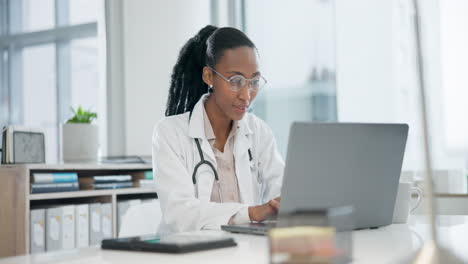Arzt,-Frau-Und-Computer-Für-Das-Gesundheitswesen