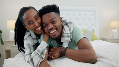 Happy-black-couple-in-bed-with-playful-embrace