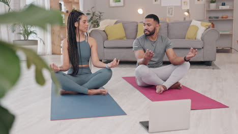 Yoga,-Meditación-Y-Laptop-Con-Una-Pareja
