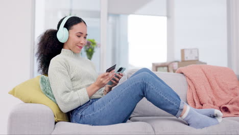 Happy-woman,-headphones-and-phone-with-credit-card