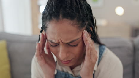 Kopfschmerzen,-Schmerzen-Und-Schwarze-Frau-Auf-Dem-Sofa-Wegen-Stress