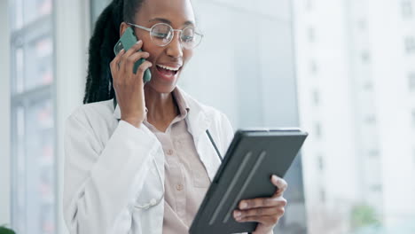 Médico,-Mujer-Y-Llamada-Telefónica-Con-Tableta