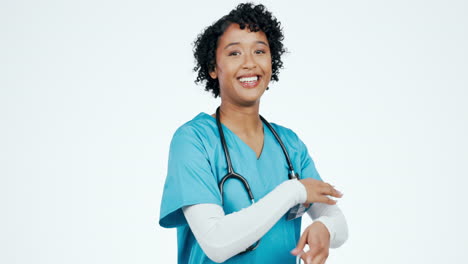 Enfermera,-Brazos-Cruzados-Y-Cara-De-Mujer-Feliz-En-El-Estudio