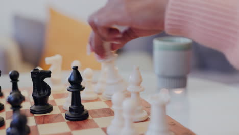 Hände,-Schach-Und-Leute,-Die-Ein-Strategiespiel-Spielen