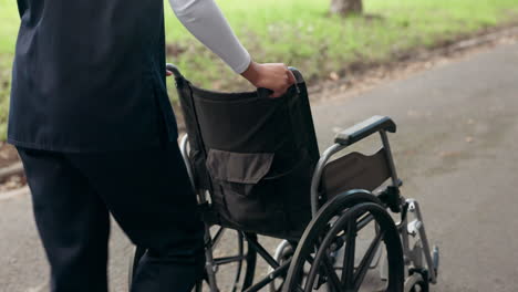 Gehen,-Gesundheitsfürsorge-Und-Eine-Krankenschwester-Mit-Rollstuhl