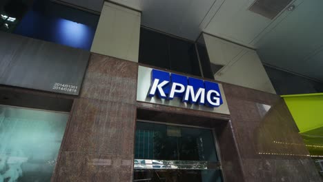 Singapur-1.-Juni-2022-Logo-Der-Wirtschaftsprüfungsgesellschaft-KPMG-Auf-Dem-Finanzgebäude