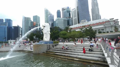 Singapur-12-De-Junio-De-2022-Merlion-Park-Con-Personas-Y-Edificios-Hoteleros,