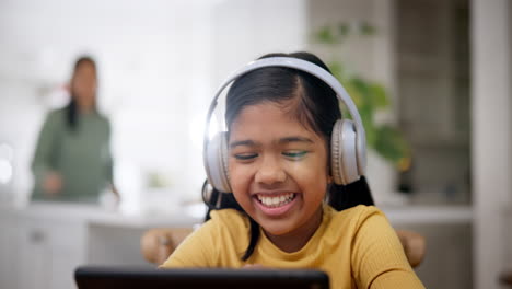 Computer,-Kind-Und-Kopfhörer-Mit-Online