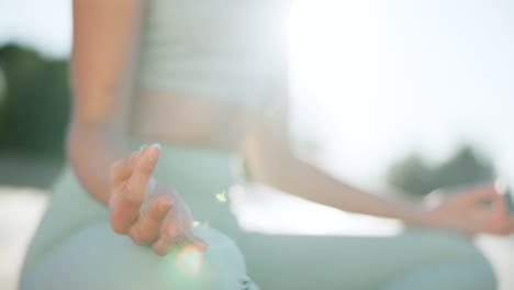 Ruhige-Frau,-Hände-Und-Yoga-In-Der-Meditation