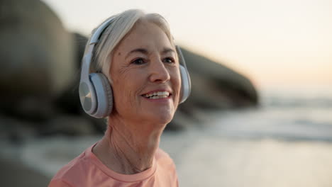 Glücklich,-Kopfhörer-Und-ältere-Frau-Am-Strand