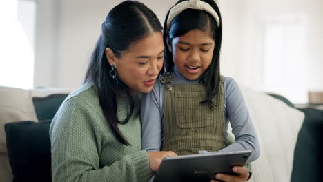 Tablet-Zu-Hause,-Entspannen-Sie-Kind-Und-Mutter-Beim-Lesen