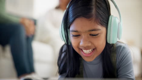 Kind,-Kopfhörer-Und-Tablet-Für-E-Learning