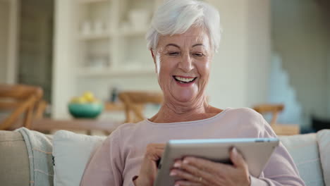 Lachen,-Tablet-Und-ältere-Frau-Auf-Einem-Sofa-Im-Wohnzimmer