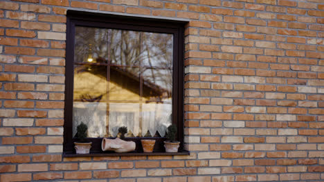 Schöne-Backsteinhausfenster,-Dekoriert-Mit-Pflanzen
