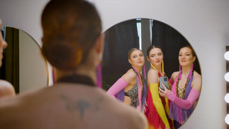 Bailarinas-Tomando-Una-Foto-Selfie-En-El-Espejo-Antes-Del-Espectáculo-De-Cabaret