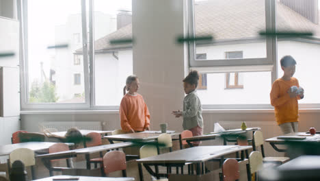 Schüler-Spielen-Im-Klassenzimmer.