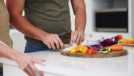 Hände,-Messer-Und-Gemüse-In-Der-Küche