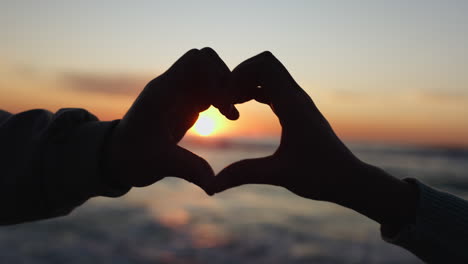 Herzhände,-Sonnenuntergang-Und-Silhouette-Eines-Paares