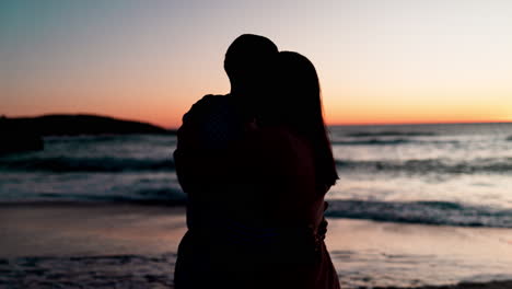 Paar,-Tanzen-Und-Sonnenuntergang-Am-Strand