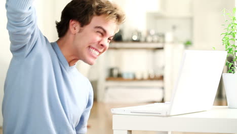 Glücklicher-Mann,-Der-Laptop-Computer-Benutzt
