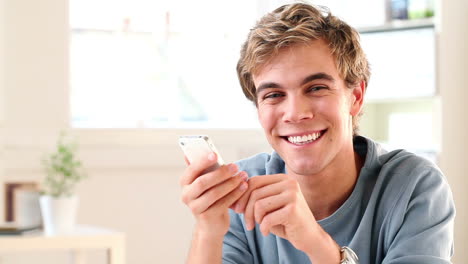 Hombre-Feliz-Enviando-Mensajes-De-Texto-En-El-Teléfono-Celular-Móvil