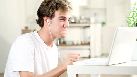 Joven-Escuchando-Música-En-Casa