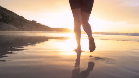 Mujer-Caminando-Descalza-Por-La-Playa-Al-Atardecer-Con-Steadicam-Shot