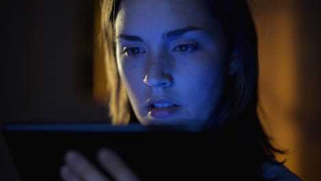 Frau-Hackt-Die-Sicherheit-Eines-Tablet-Computers-Und-Bedroht-Den-Touchscreen-Aus-Nächster-Nähe