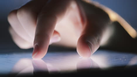 Nahaufnahme-Des-Fingers,-Der-Den-Touchscreen-Des-Tablet-Computers-Berührt