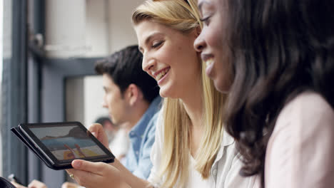 Junge-Freundinnen-Nutzen-Den-Touchscreen-Eines-Digitalen-Tablets-Und-Zeigen-Urlaubsfotos