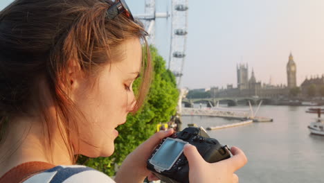 Touristenfotograf-Filmt-Besichtigungen-Des-London-Eye-Und-Des-Big-Ben-Bei-Sonnenuntergang