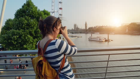 Touristenfotograf-Filmt-Besichtigungen-Des-London-Eye-Und-Des-Big-Ben-Bei-Sonnenuntergang