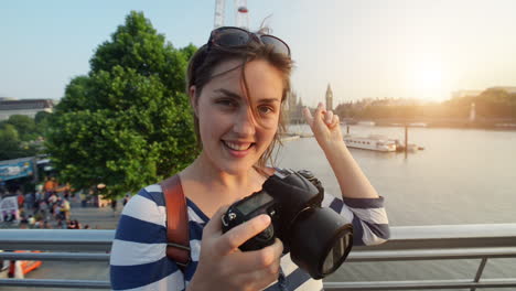 Tourist-photographer-filming-London-Eye-Big-Ben-Sightseeings-at-sunset