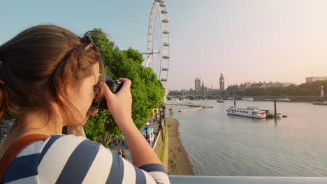 Tourist-photographer-filming-London-Eye-Big-Ben-Sightseeings-at-sunset
