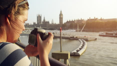 Touristenfotograf-Filmt-Besichtigungen-Des-London-Eye-Und-Des-Big-Ben-Bei-Sonnenuntergang