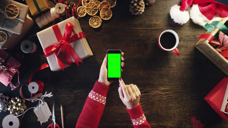Vista-Superior-De-Manos-De-Mujer-Usando-Pantalla-Táctil-Teléfono-Inteligente-Tableta-Lista-De-Regalos-De-Navidad-Mesa-De-Compras-En-Línea-Desde-Arriba---Dragón-épico-Rojo