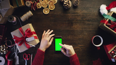 Hände-Von-Oben-Mit-Touchscreen,-Smartphone,-Tablet,-Weihnachtsgeschenke,-Online-Shopping-Tisch-Von-Oben-–-Roter-Epischer-Drache