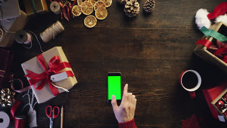 Hände-Von-Oben-Mit-Touchscreen,-Smartphone,-Tablet,-Weihnachtsgeschenke,-Online-Shopping-Tisch-Von-Oben-–-Roter-Epischer-Drache